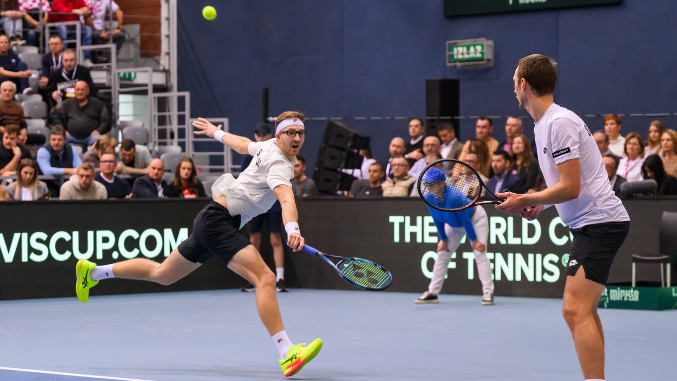 Miloš Karol (vľavo) a Lukáš Klein počas štvorhry súboja Chorvátsko - Slovensko v 1. kole kvalifikácie Davis Cupu.