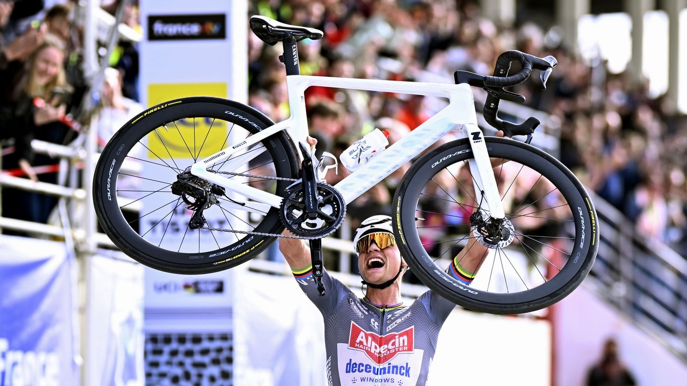Mathieu van der Poel sa stal víťazom Paríž - Roubaix 2025.