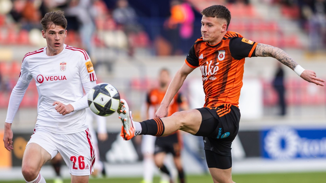 sprava Adam Tučný (Ružomberok) a Oliver Klimpl (Banská Bystrica) bojujú o loptu