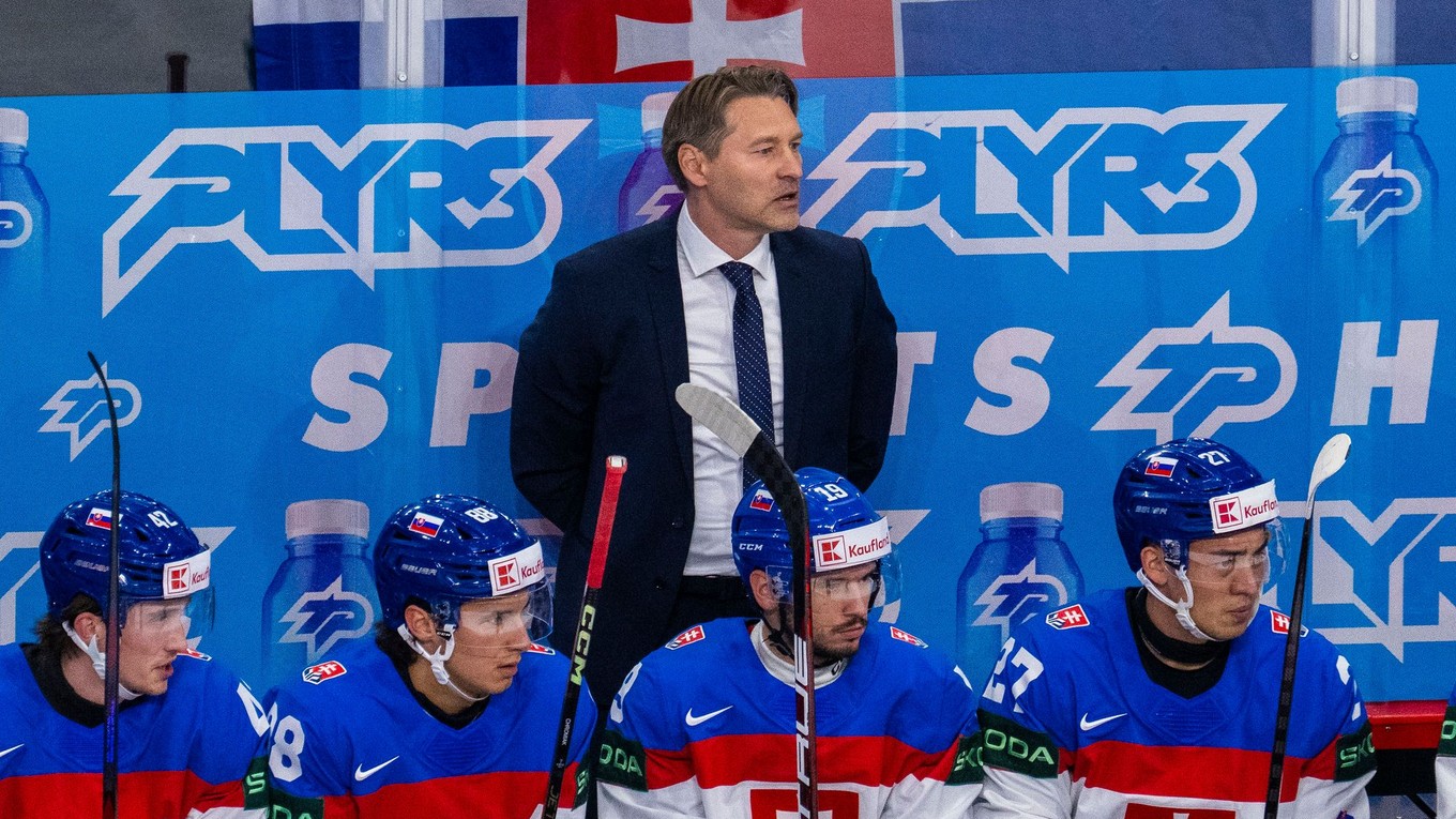 Na snímke je tréner slovenskej hokejovej reprezentácie Vladimír Országh spolu s hráčmi.
