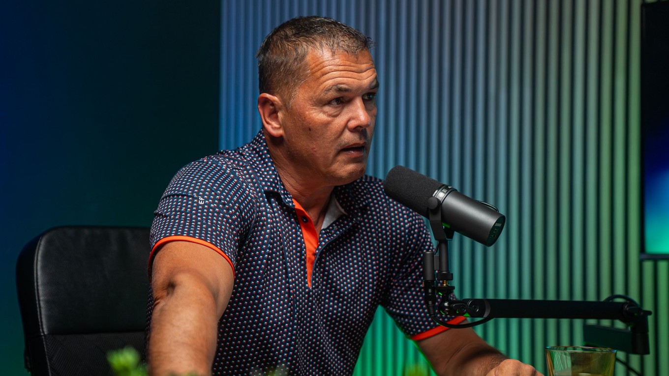 Marián Zeman počas nahrávania podcastu Taký je futbal.