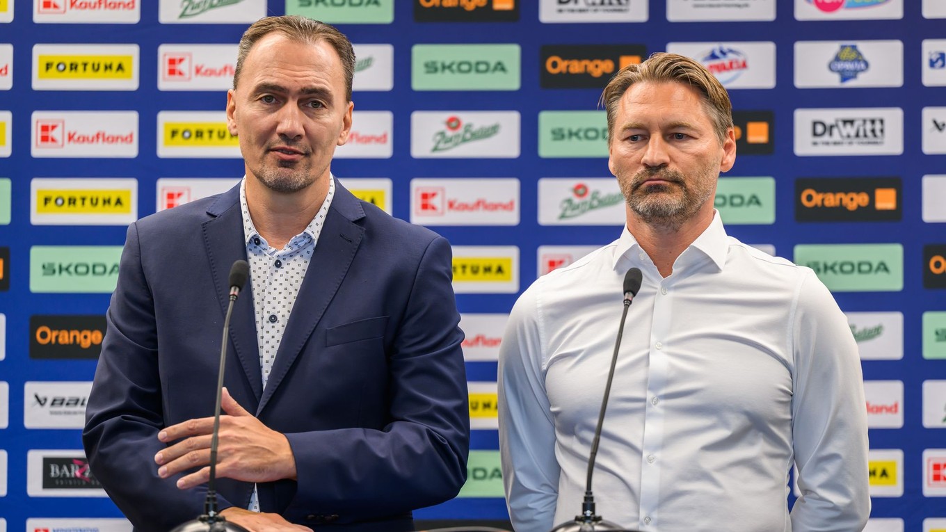 Na snímke zľava prezident Slovenského zväzu ľadového hokeja (SZĽH) Miroslav Šatan a nový tréner slovenskej mužskej hokejovej reprezentácie Vladimír Országh.