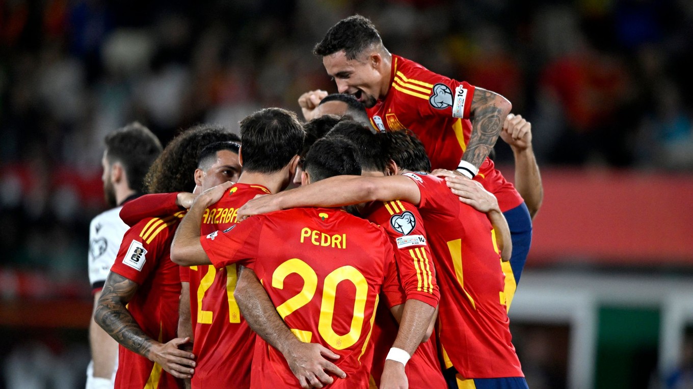 Futbalisti Španielska oslavujú gól