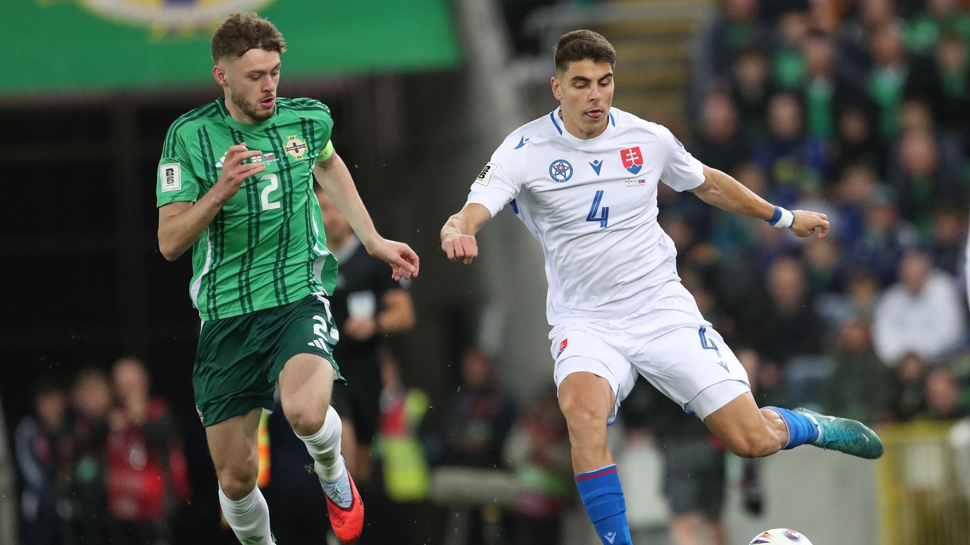 Conor Bradley v zápase so Slovenskom