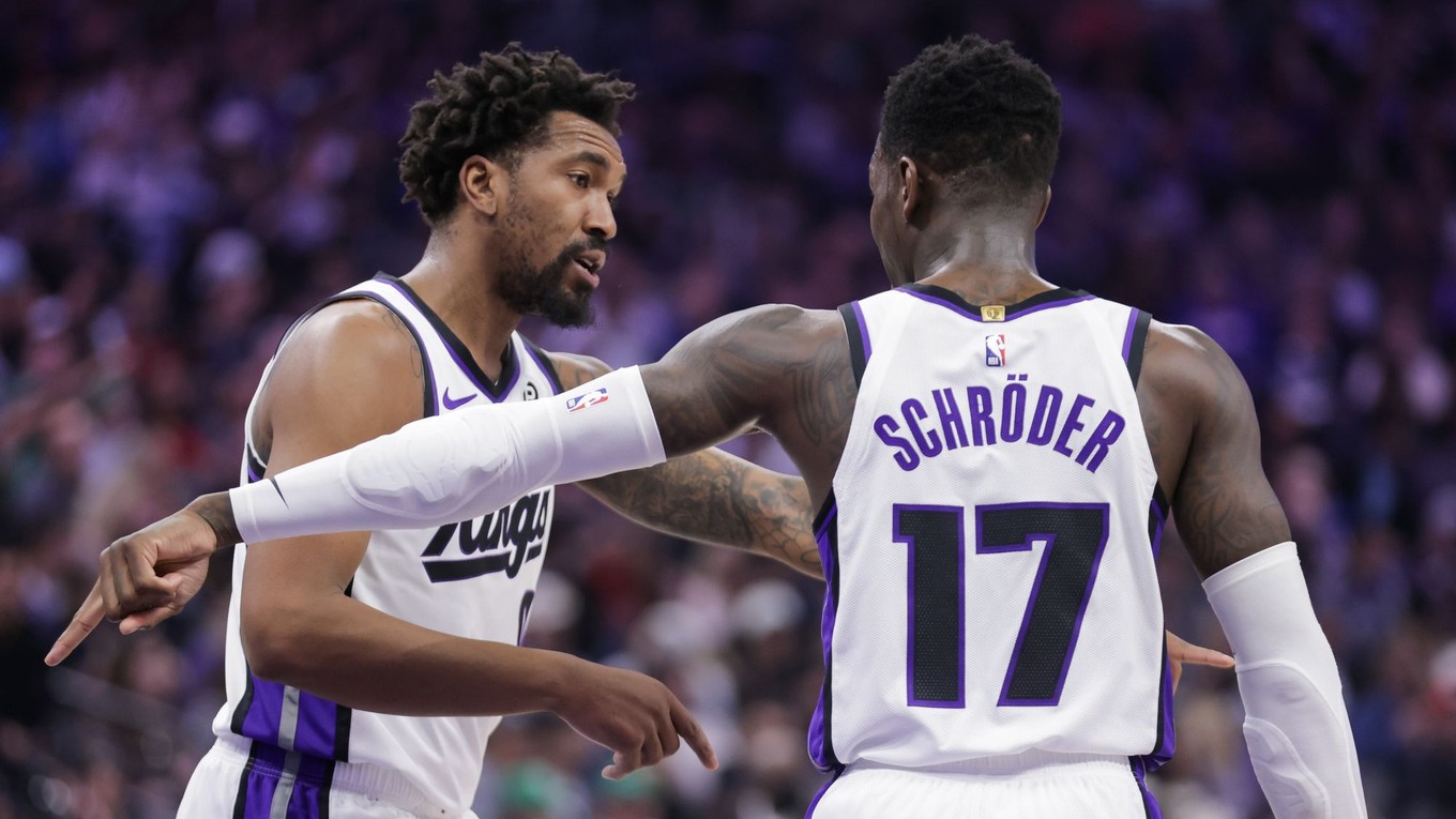 Dennis Schröder v spoločnosti spoluhráča.