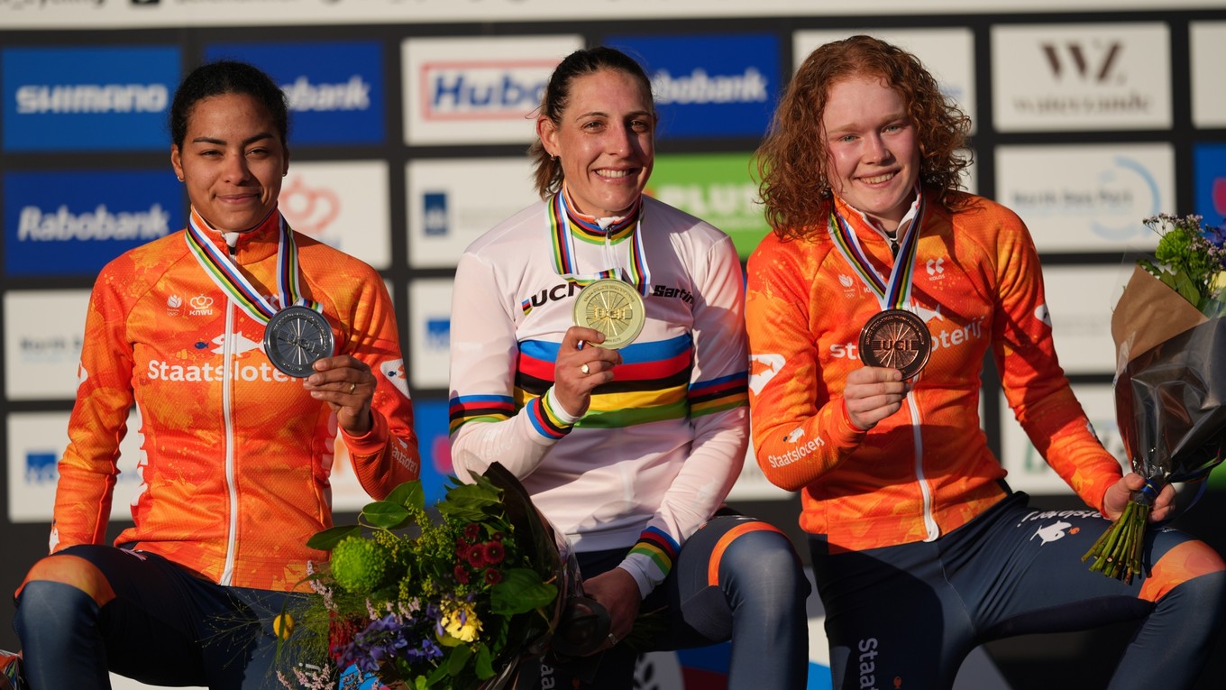 Zľava Ceylin Alvaradová, Lucinda Brandová a Puck Pietersová pózujú s medailami