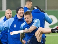Juraj Kucka, Jaromír Zmrhal a Jaba Kankava počas tréningu ŠK Slovan Bratislava pred zápasom na pôde KÍ Klaksvík.