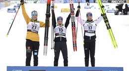 Uprostred fínska bežkyňa na lyžiach Krista Pärmäkoskiová oslavuje víťazstvo.