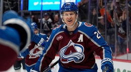 Nathan MacKinnon v drese Colorado Avalanche.