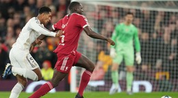 Ibrahima Konaté (vpravo) a Jude Bellingham v zápase FC Liverpool - Real Madrid.