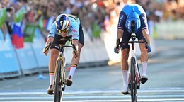 Remco Evenepoel (vľavo) tesne zdolal Giulia Cicconeho na ME v cyklistike 2026.