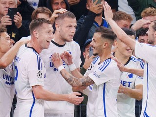 Denis Vavro (v strede) sa so spoluhráčmi z FC Kodaň teší po strelenom góle.
