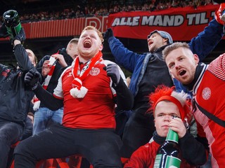 Dánski futbaloví fanúšikovia.