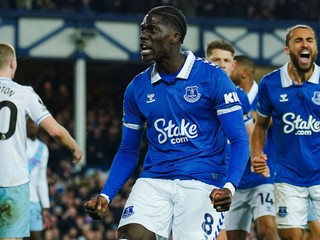 Hráč Evertonu Amadou Onana  oslavuje gól