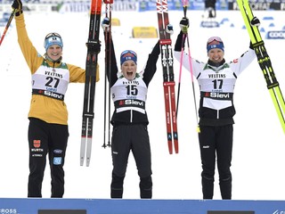 Uprostred fínska bežkyňa na lyžiach Krista Pärmäkoskiová oslavuje víťazstvo.