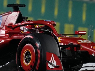 Charles Leclerc na Ferrari počas kvalifikácie na Veľkú cenu Abú Zabí 2024.