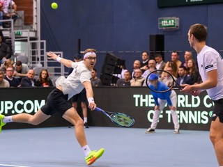 Miloš Karol (vľavo) a Lukáš Klein počas štvorhry súboja Chorvátsko - Slovensko v 1. kole kvalifikácie Davis Cupu.