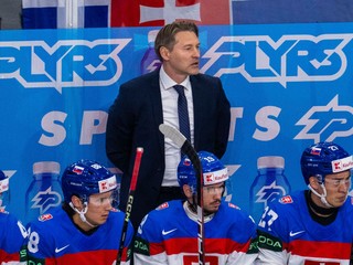 Na snímke je tréner slovenskej hokejovej reprezentácie Vladimír Országh spolu s hráčmi.