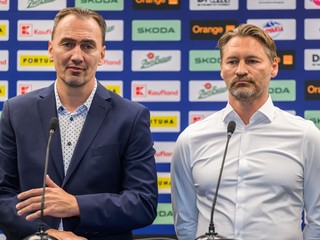 Na snímke zľava prezident Slovenského zväzu ľadového hokeja (SZĽH) Miroslav Šatan a nový tréner slovenskej mužskej hokejovej reprezentácie Vladimír Országh.