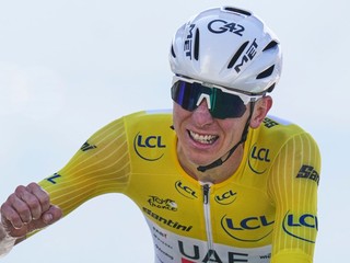 Tadej Pogačar oslavuje výhru v 13. etape Tour de France 2025.