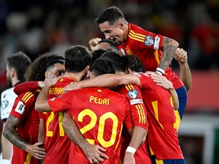 Futbalisti Španielska oslavujú gól