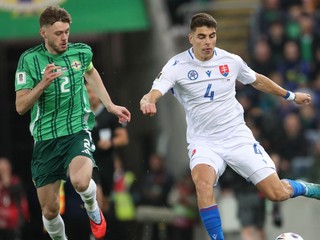 Conor Bradley v zápase so Slovenskom