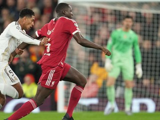 Ibrahima Konaté (vpravo) a Jude Bellingham v zápase FC Liverpool - Real Madrid.