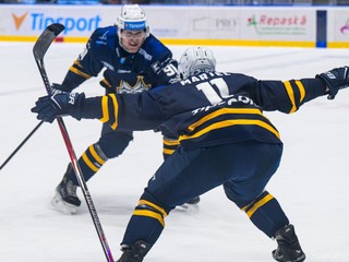 Vpravo Danick Martel (Spišská Nová Ves) sa teší z gólu