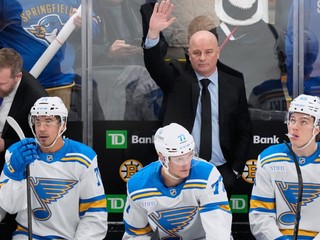 Jim Montgomery a hráči St. Louis Blues. 