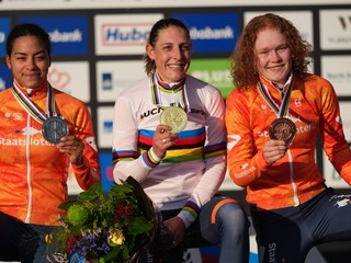 Zľava Ceylin Alvaradová, Lucinda Brandová a Puck Pietersová pózujú s medailami