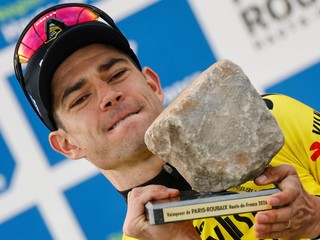 Belgičan Wout van Aert s dlažobnou kockou pre víťaza Paríž - Roubaix 2026.
