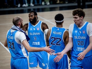 Momentka zo zápasu BC Slovan Bratislava - Iskra Svit v 1. štvrťfinále Tipos SBL.