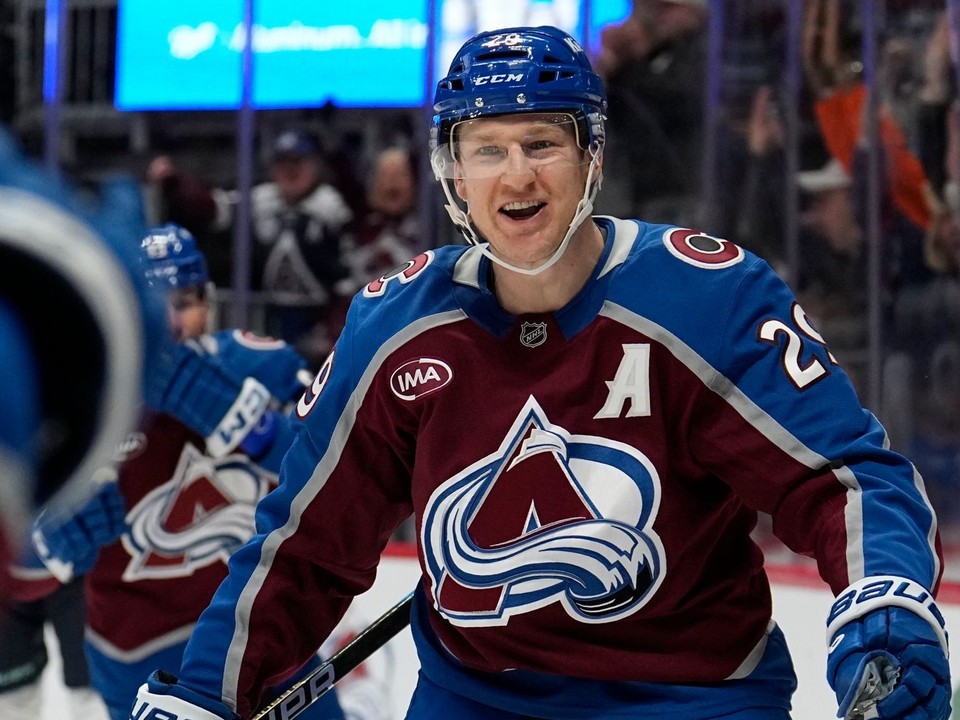 Nathan MacKinnon v drese Colorado Avalanche.