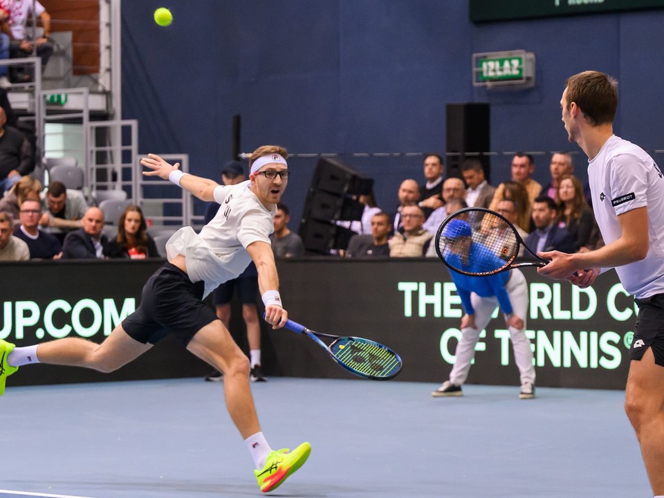 Miloš Karol (vľavo) a Lukáš Klein počas štvorhry súboja Chorvátsko - Slovensko v 1. kole kvalifikácie Davis Cupu.