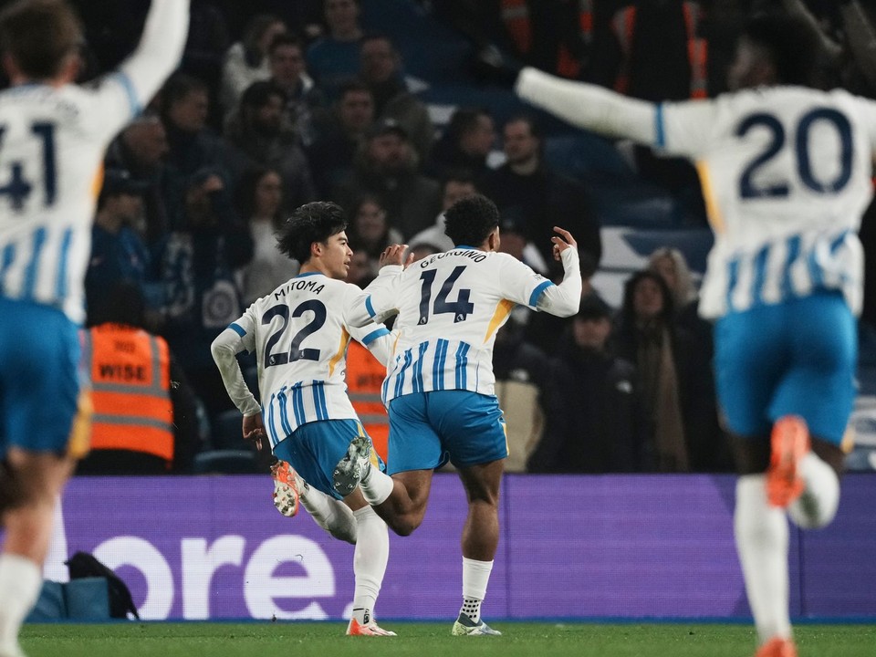 Futbalisti Brightonu sa tešia z gólu v zápase proti londýnskej Chelsea.