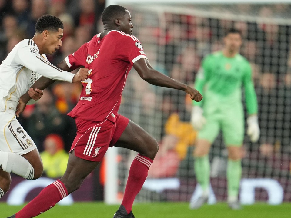 Ibrahima Konaté (vpravo) a Jude Bellingham v zápase FC Liverpool - Real Madrid. 