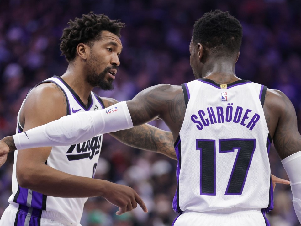 Dennis Schröder v spoločnosti spoluhráča.