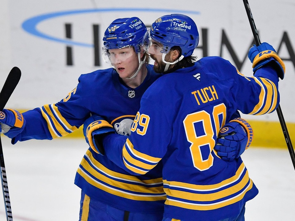 Rasmus Dahlin a Alex Tuch.