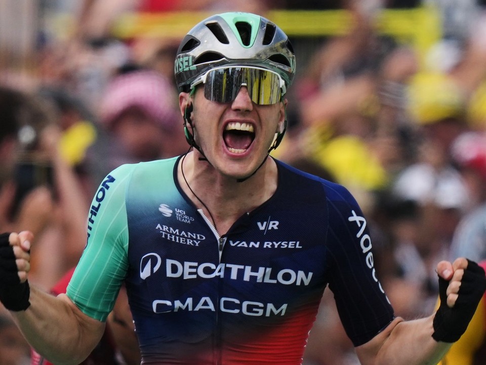 Holandský cyklista Olav Kooij sa teší z víťazstva v 5. etape Tour de France 2026.