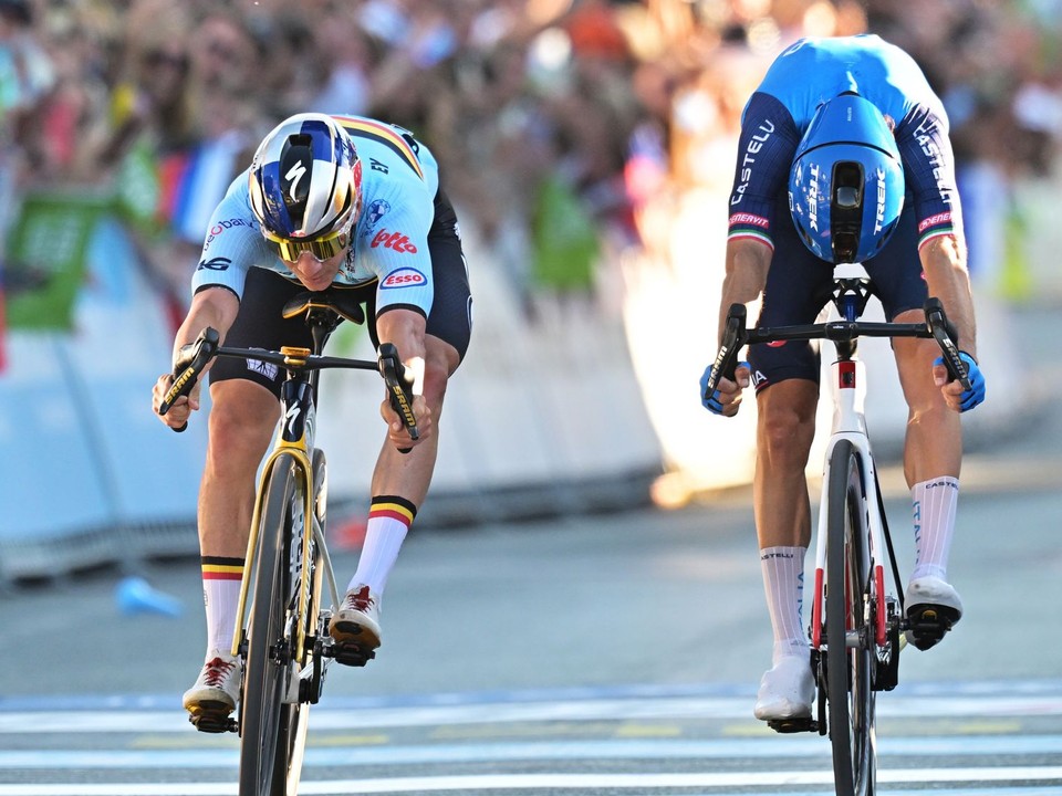 Remco Evenepoel (vľavo) tesne zdolal Giulia Cicconeho na ME v cyklistike 2026.