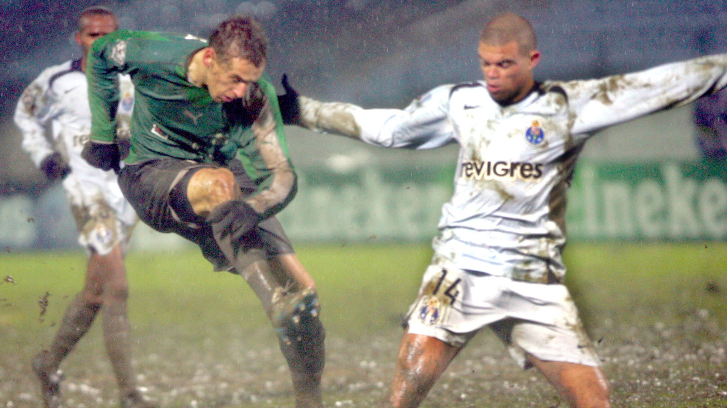 Zápas Petržalky proti FC Porto. Blažeja Vaščáka (vľavo) bráni Pepe, v súčasnosti hráč FC Porto.