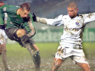 Zápas Petržalky proti FC Porto. Blažeja Vaščáka (vľavo) bráni Pepe, v súčasnosti hráč FC Porto.