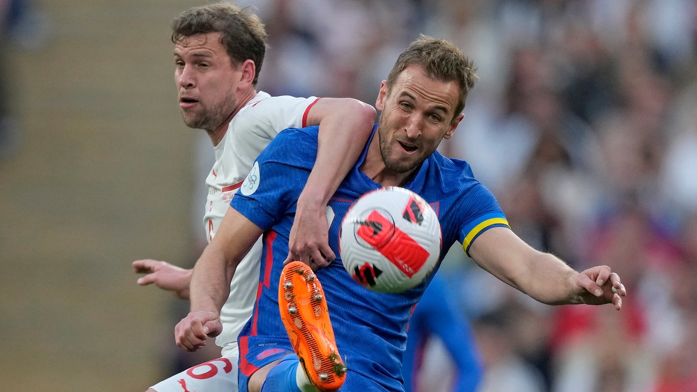 Harry Kane v súboji s Fabianom Freiom.
