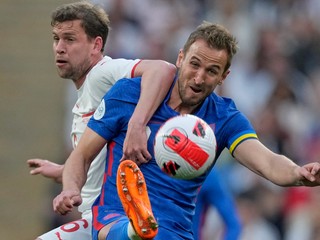 Harry Kane v súboji s Fabianom Freiom.