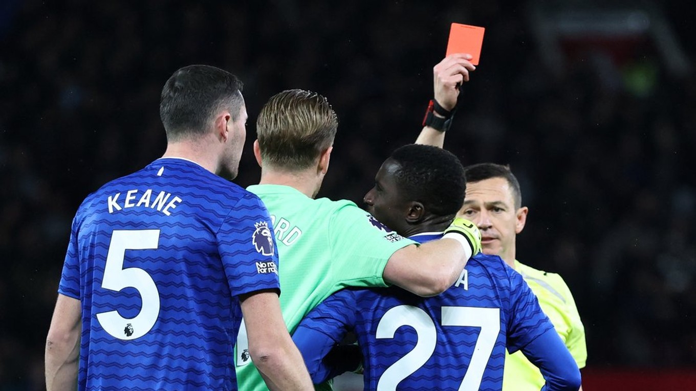 Idrissa Gueye vidí červenú kartu.