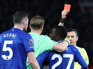 Idrissa Gueye vidí červenú kartu.