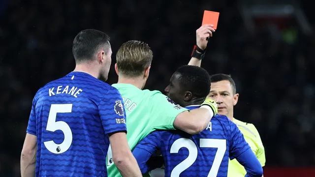 Idrissa Gueye vidí červenú kartu.