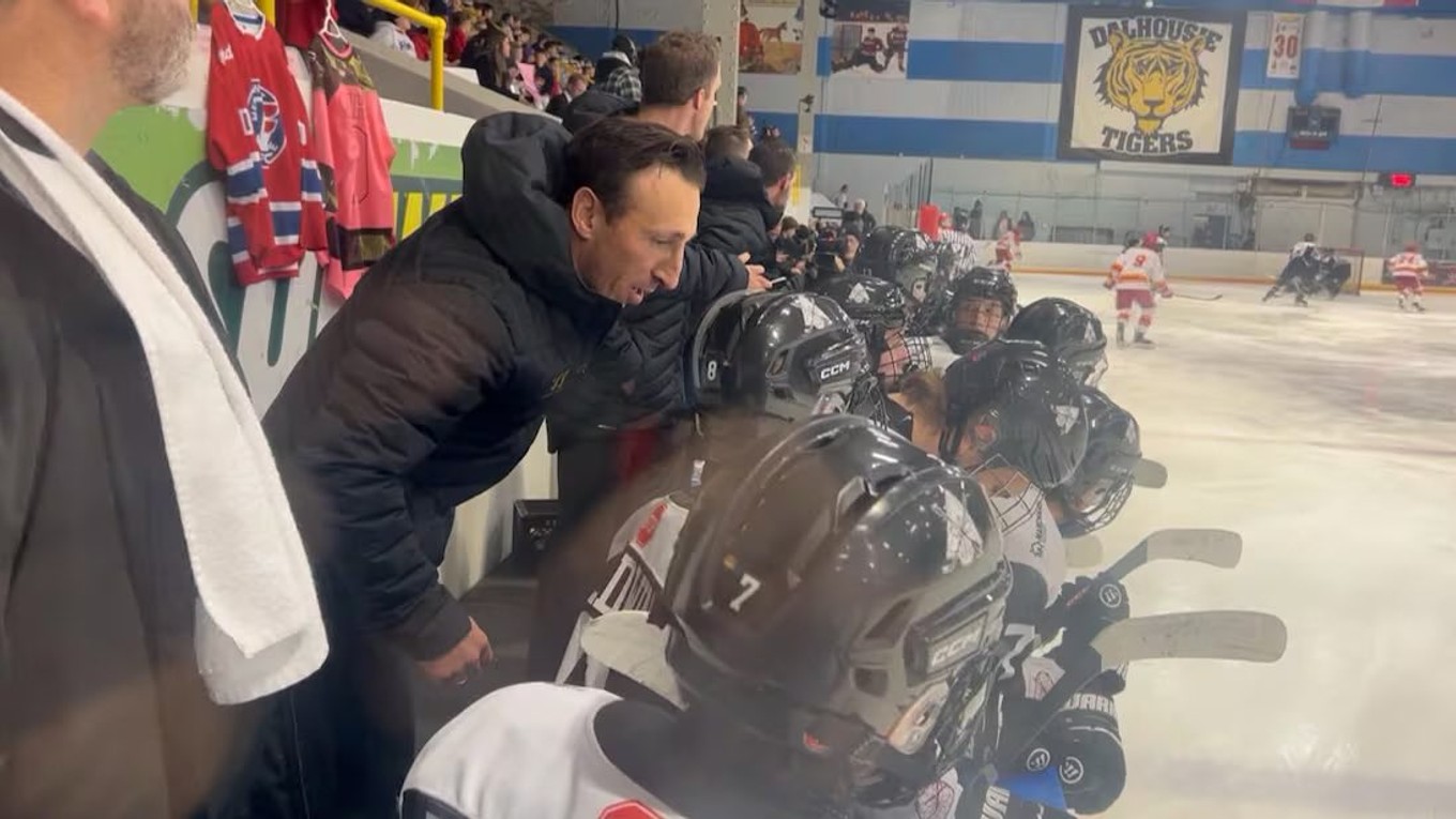 Brad Marchand ako tréner mládežníckeho klubu. 