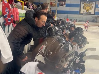 Brad Marchand ako tréner mládežníckeho klubu. 