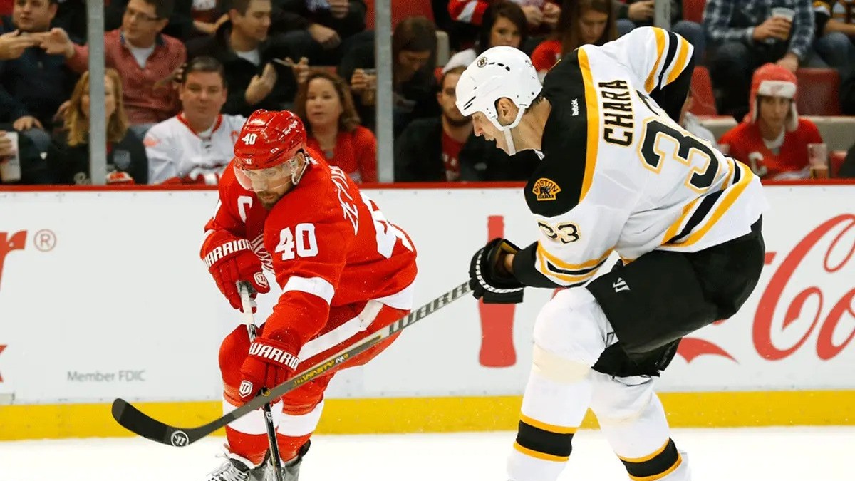 Henrik Zetterberg (Detroit) a Zdeno Chára (Boston) počas vzájomného zápasu. 